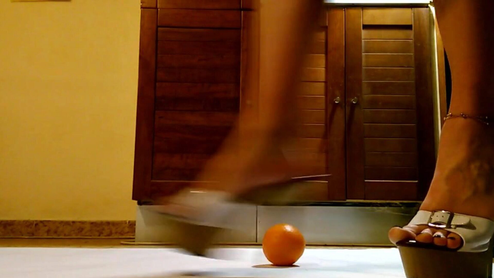 servitrice lege og slå orange i hawt platform højhælede sko servitrice have det sjovt og sparke orange i sexet platform højhælede sko