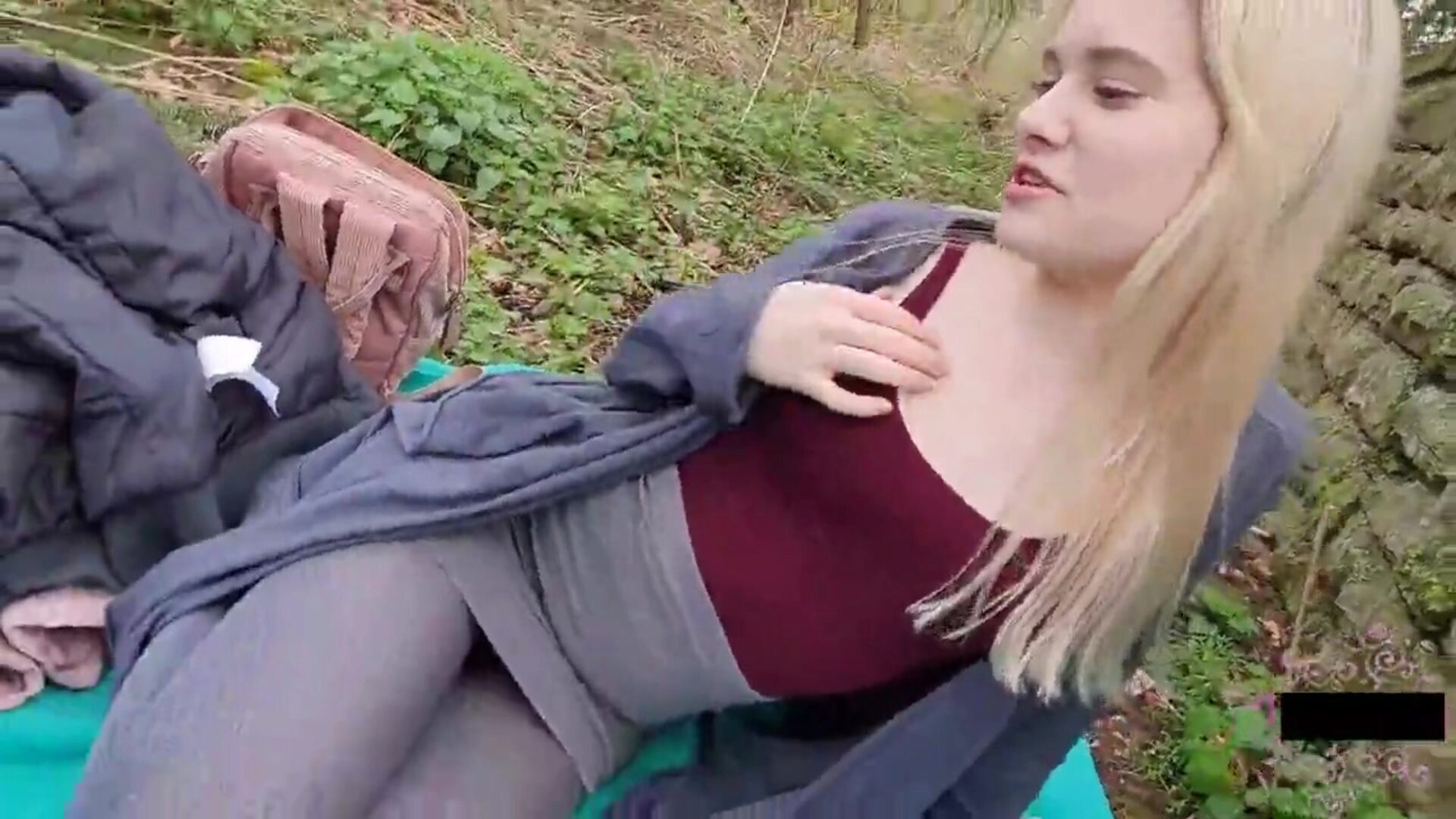 slatka tinejdžerica ima javni seks i krempiju u parku!