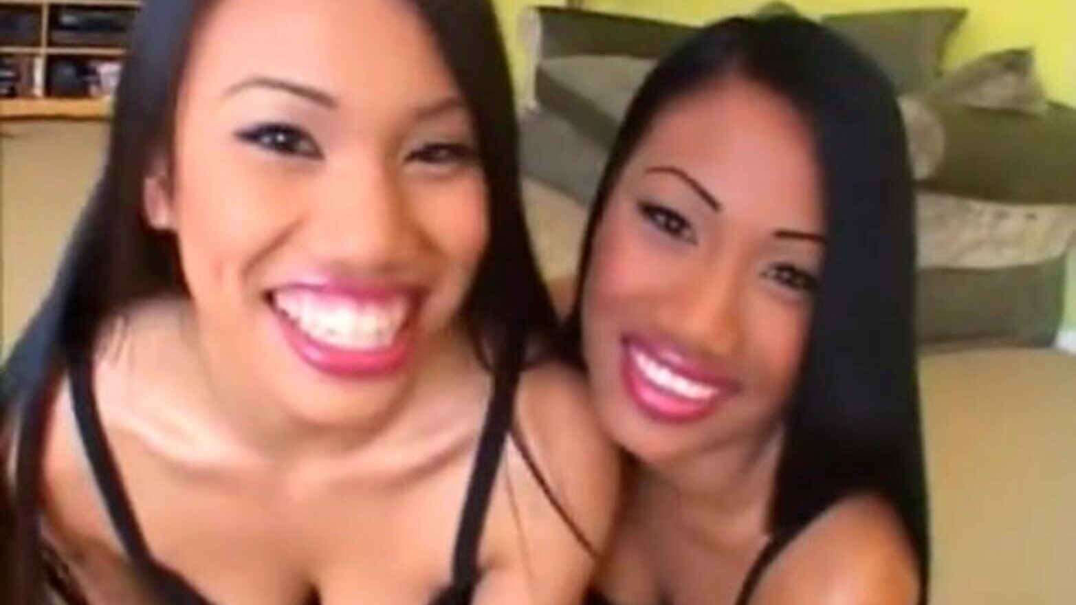 twee Aziatische zussen delen een grote shlong