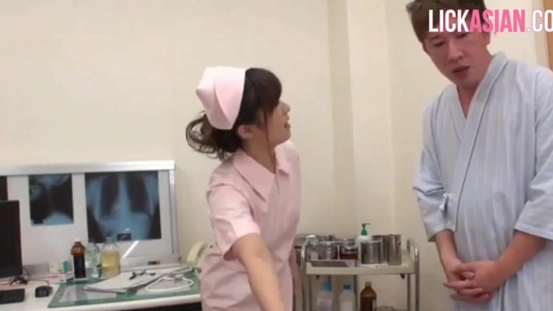 infermiera asiatica applica un trattamento shock volgare a un paziente