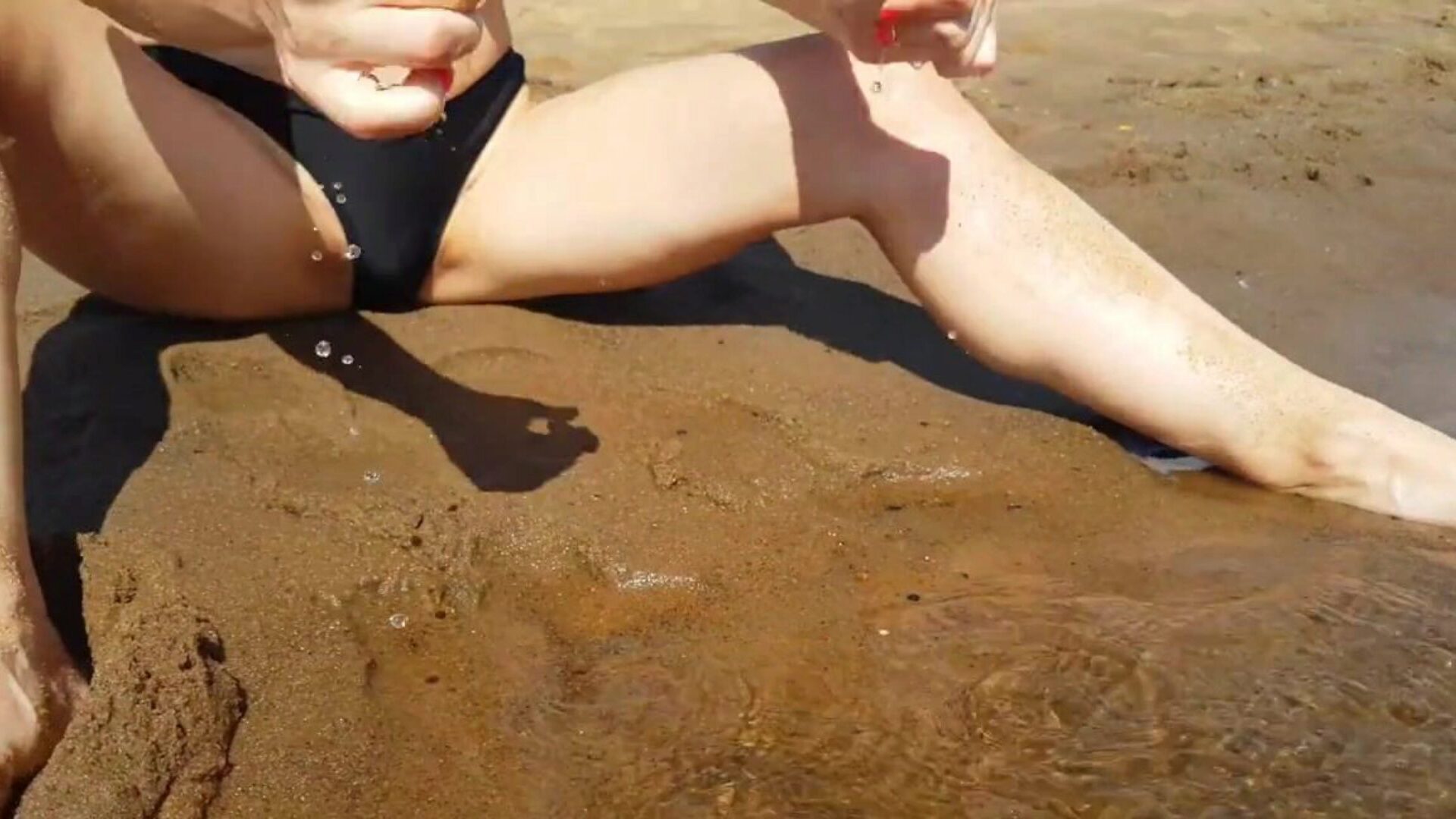 diteggiatura adolescente su una spiaggia pubblica e ottiene un orgasmo davvero figo