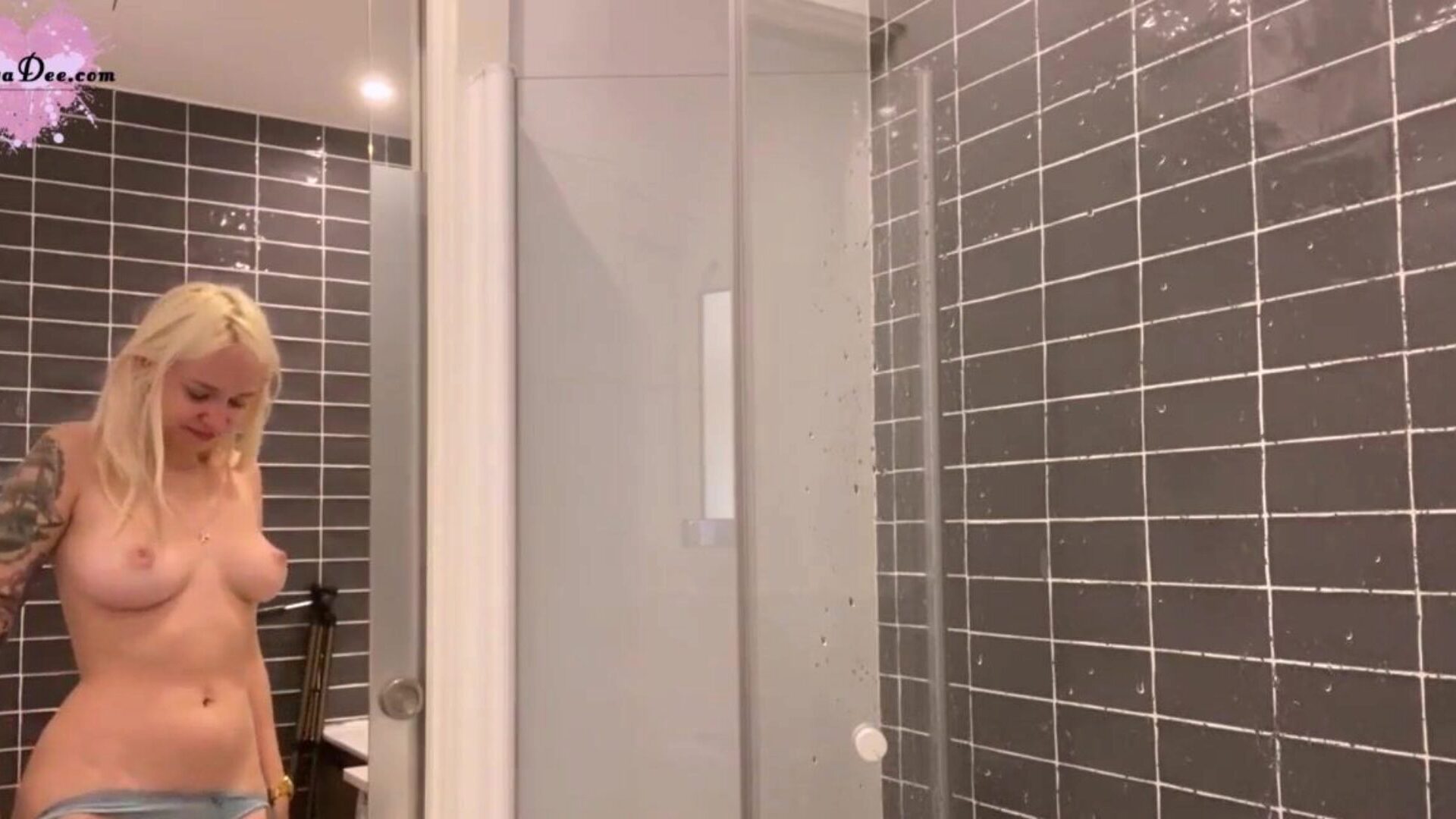 tiener wast en scheert poesje in de badkamer - solo