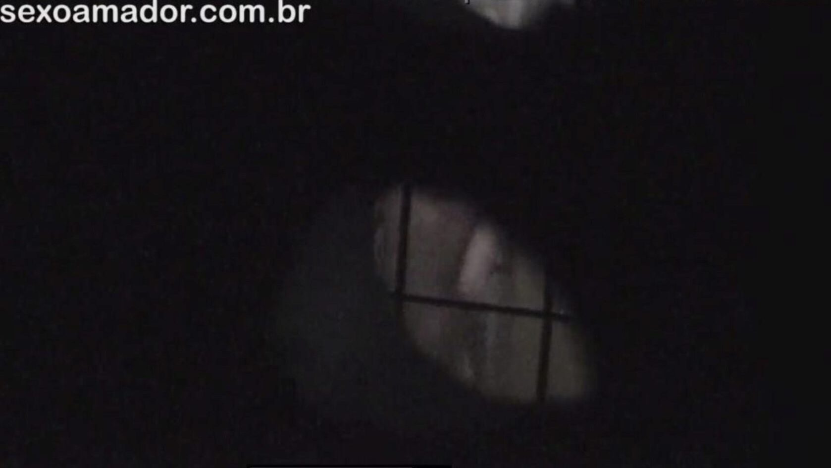 loira é filmada secretamente pelo vizinho voyeur escondido atrás de tijolos ocos